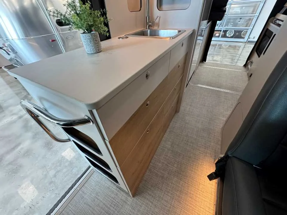 New 2027 BRIGHT SILVER METALLIC AIRSTREAM  image 8