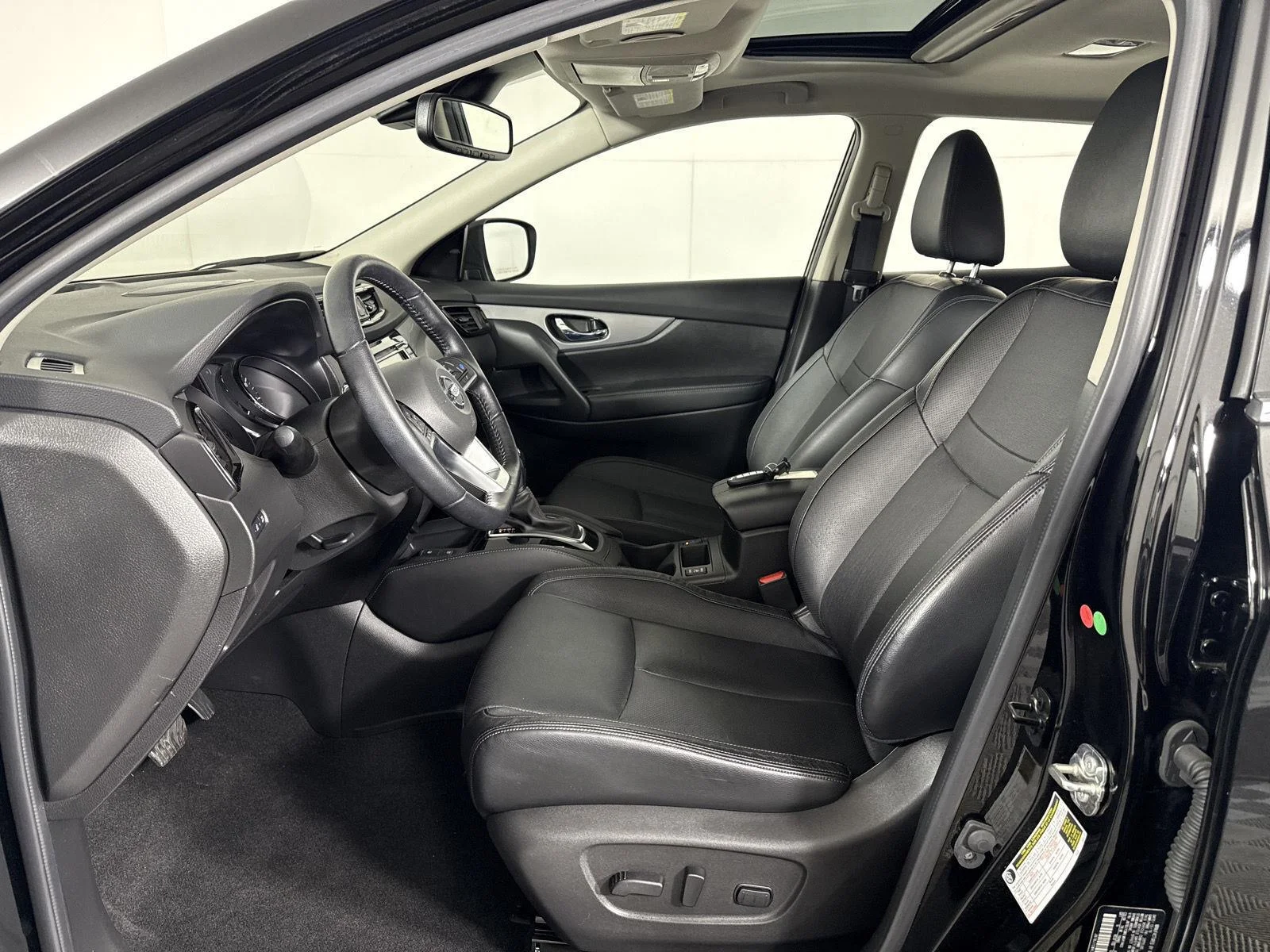 Used 2020 Magnetic Black Pearl Nissan SL image 12