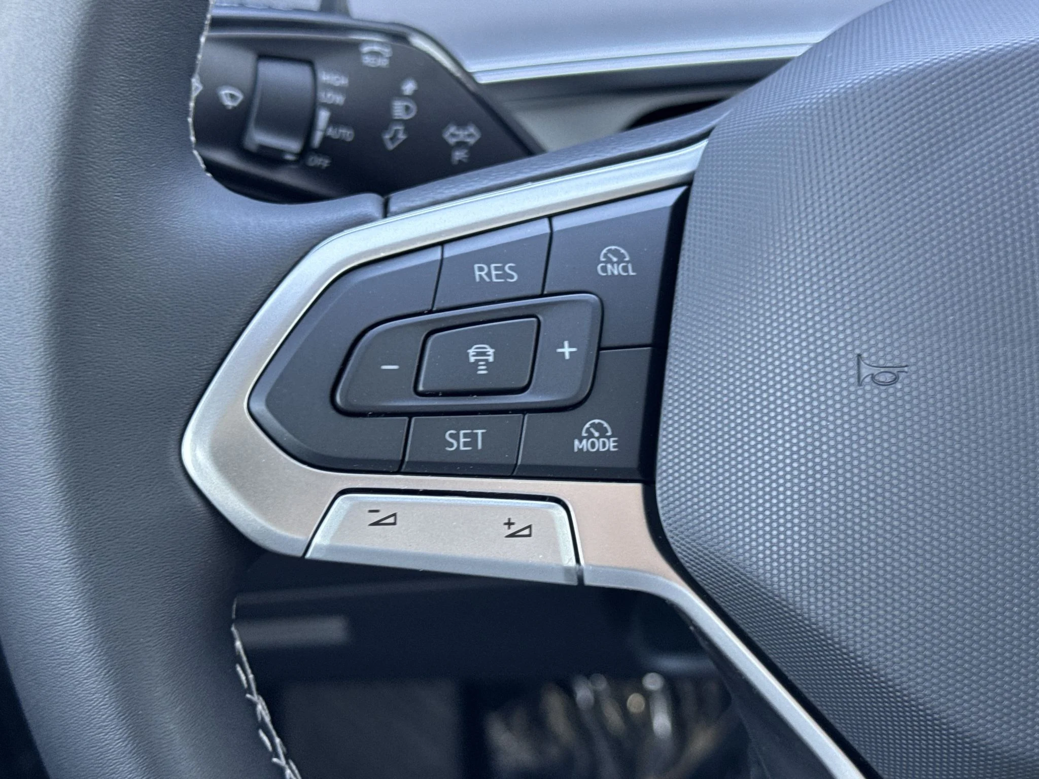 New 2026 Deep Black Pearl Volkswagen SE image 18