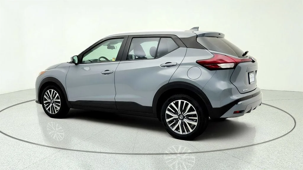 Used 2021 Boulder Gray Pearl Nissan SV FWD image 7