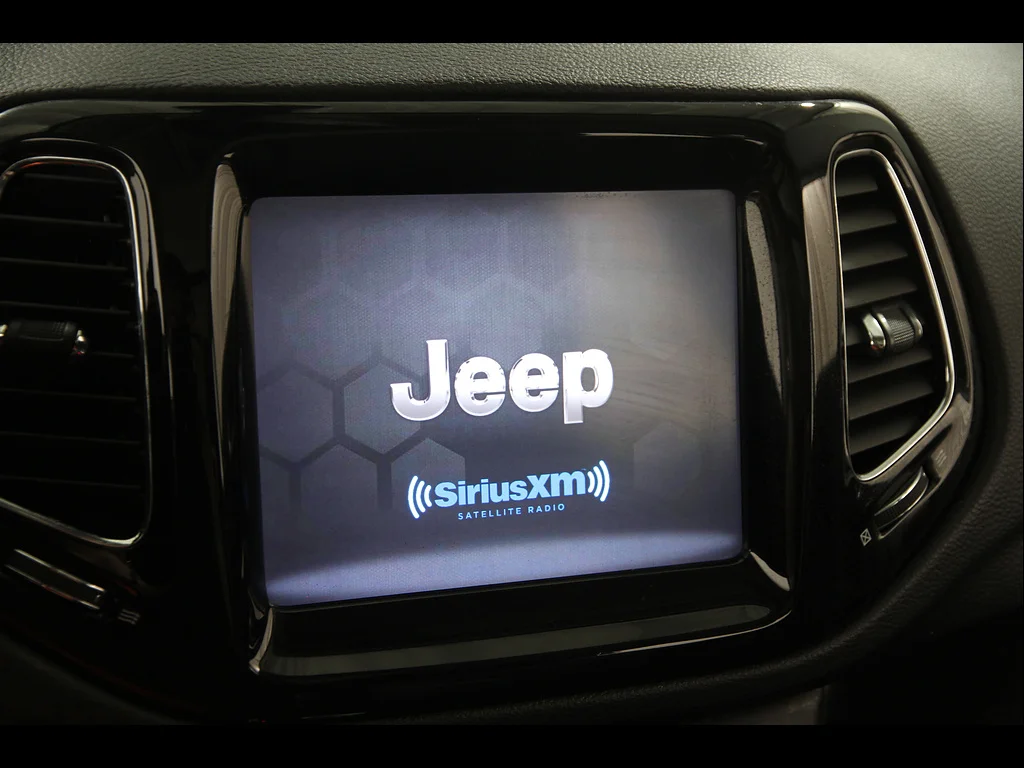 Used 2020 Diamond Black Crystal Pearl Coat Jeep Limited image 9