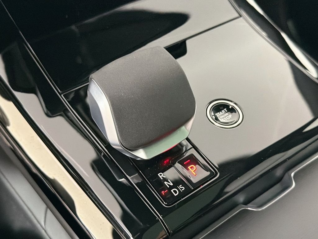 New 2026 Fuji White Land Rover Dynamic SE image 17