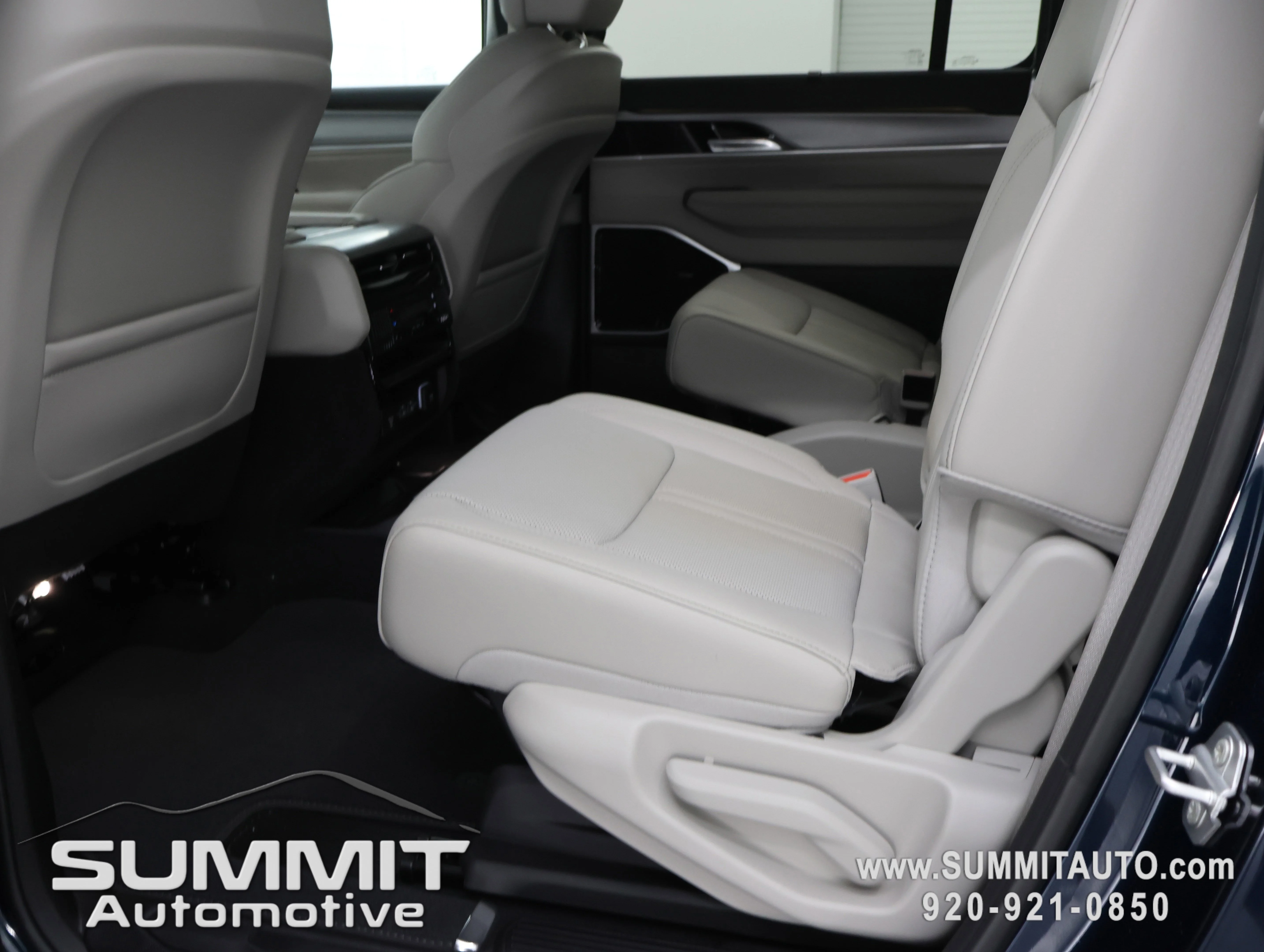 New 2026 Fathom Blue Pearl-Coat Exterior Paint (Late Availability) Jeep Limited Reserve image 8