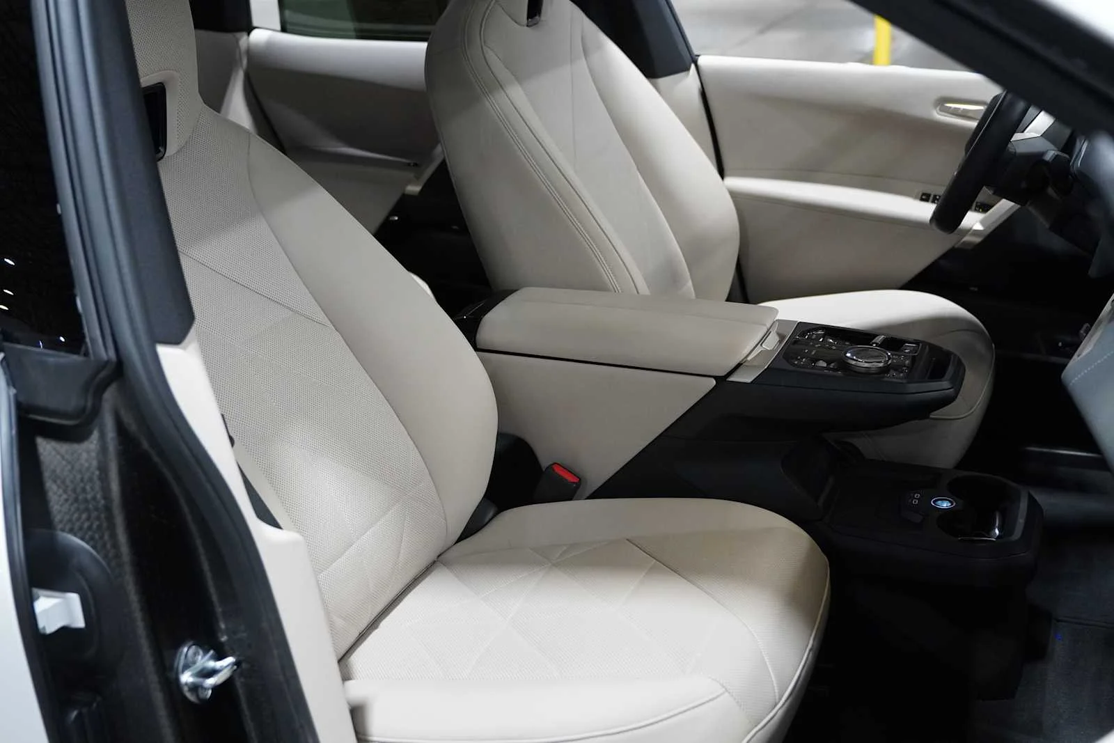 Certified Used 2024 Mineral White Metallic BMW xDrive50 image 12