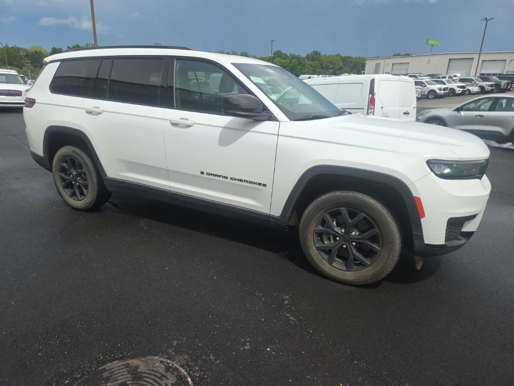 Used 2024 White Jeep Altitude image 16