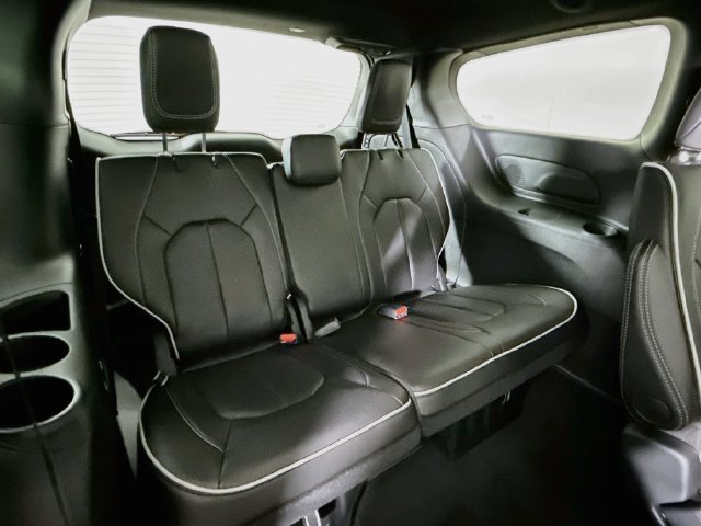 New 2027 Bright White Clear-Coat Paint Chrysler Limited image 28
