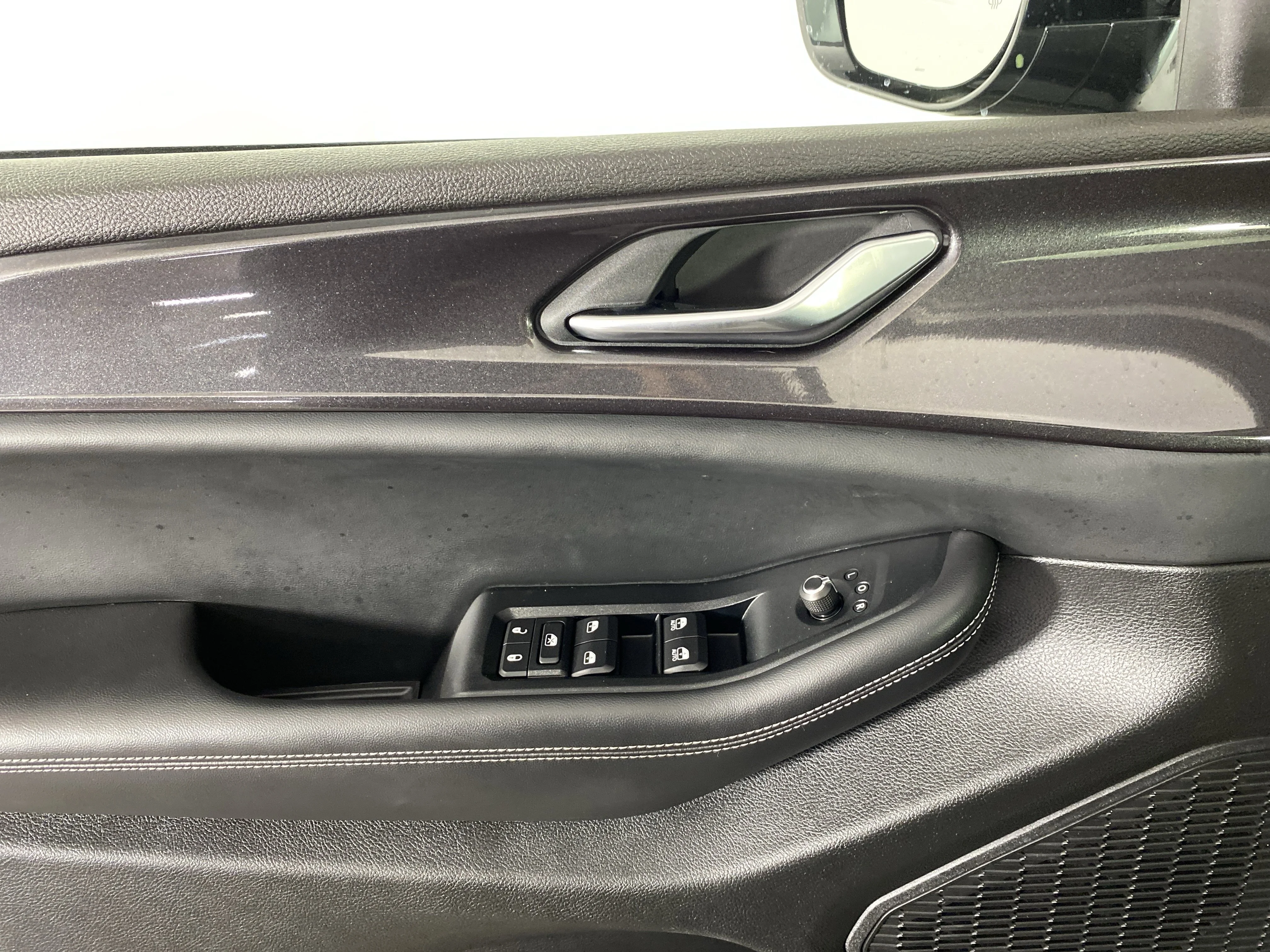 Used 2023 Diamond Black Crystal Pearlcoat Jeep Altitude image 15