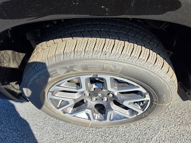 New 2027 Diamond Black Crystal Pearl-Coat Exterior Paint RAM Laramie image 9