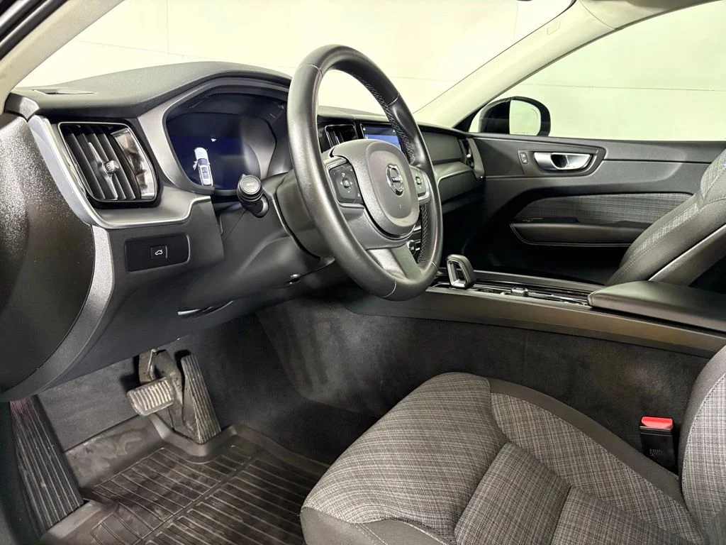 Used 2024 Onyx Black Metallic Volvo Core image 22