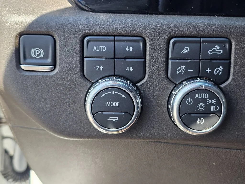 Used 2025 Summit White GMC SLT image 19
