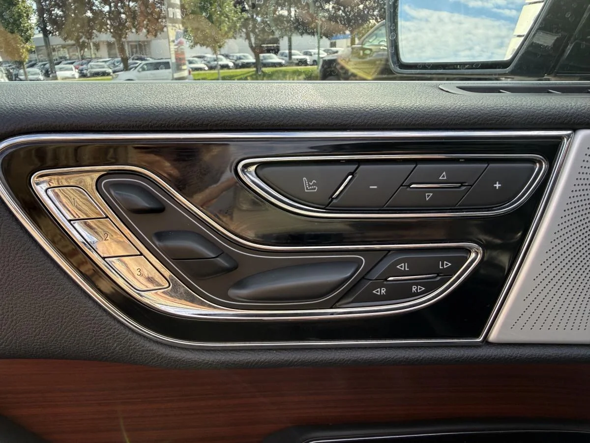 Used 2020 Blue Lincoln Reserve image 13