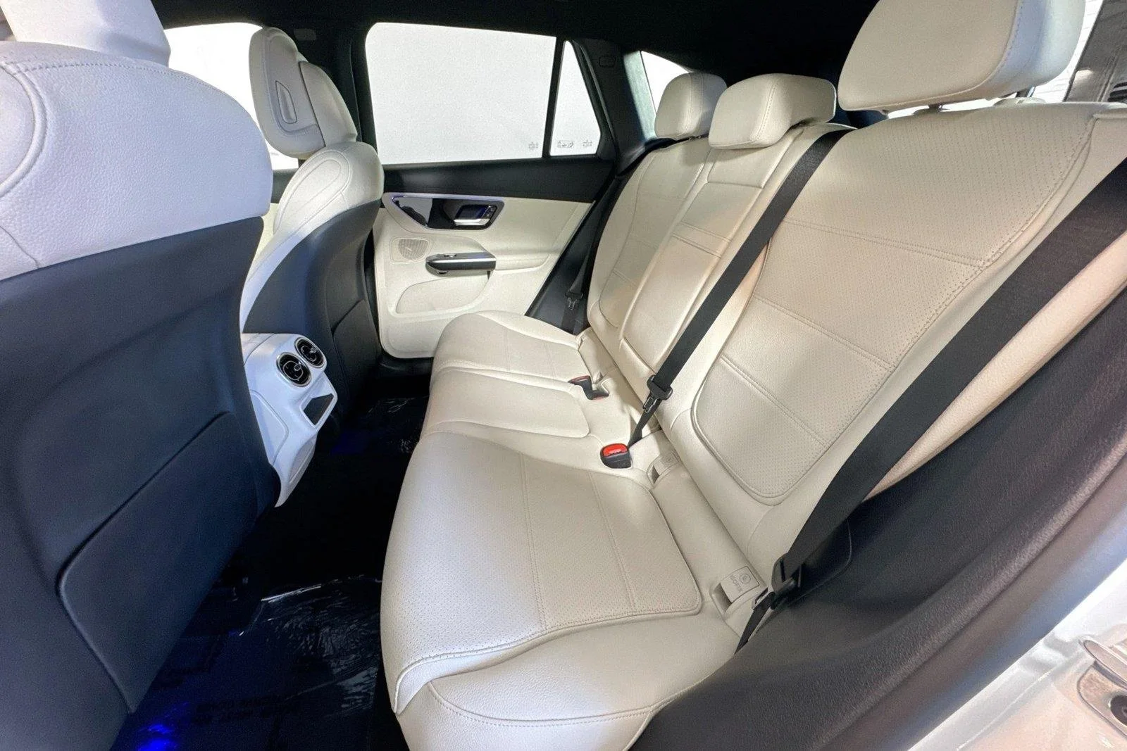 Used 2025 Polar White Mercedes-Benz GLC 300 image 22