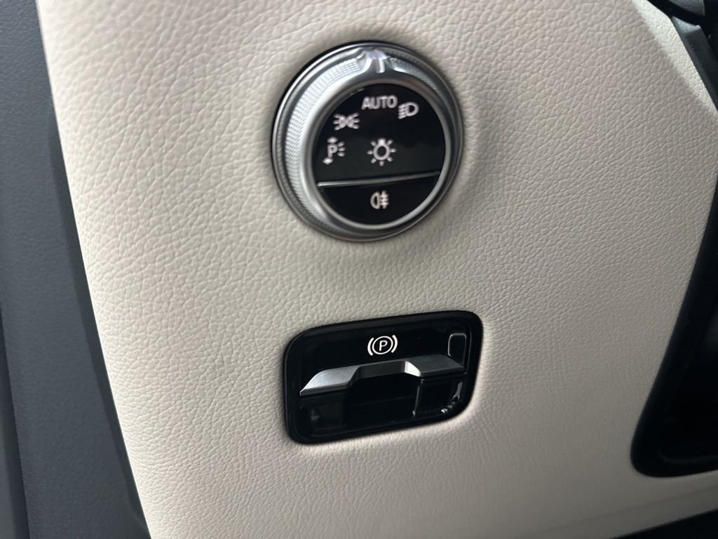 New 2026 Polar White Mercedes-Benz GLC 300 image 19