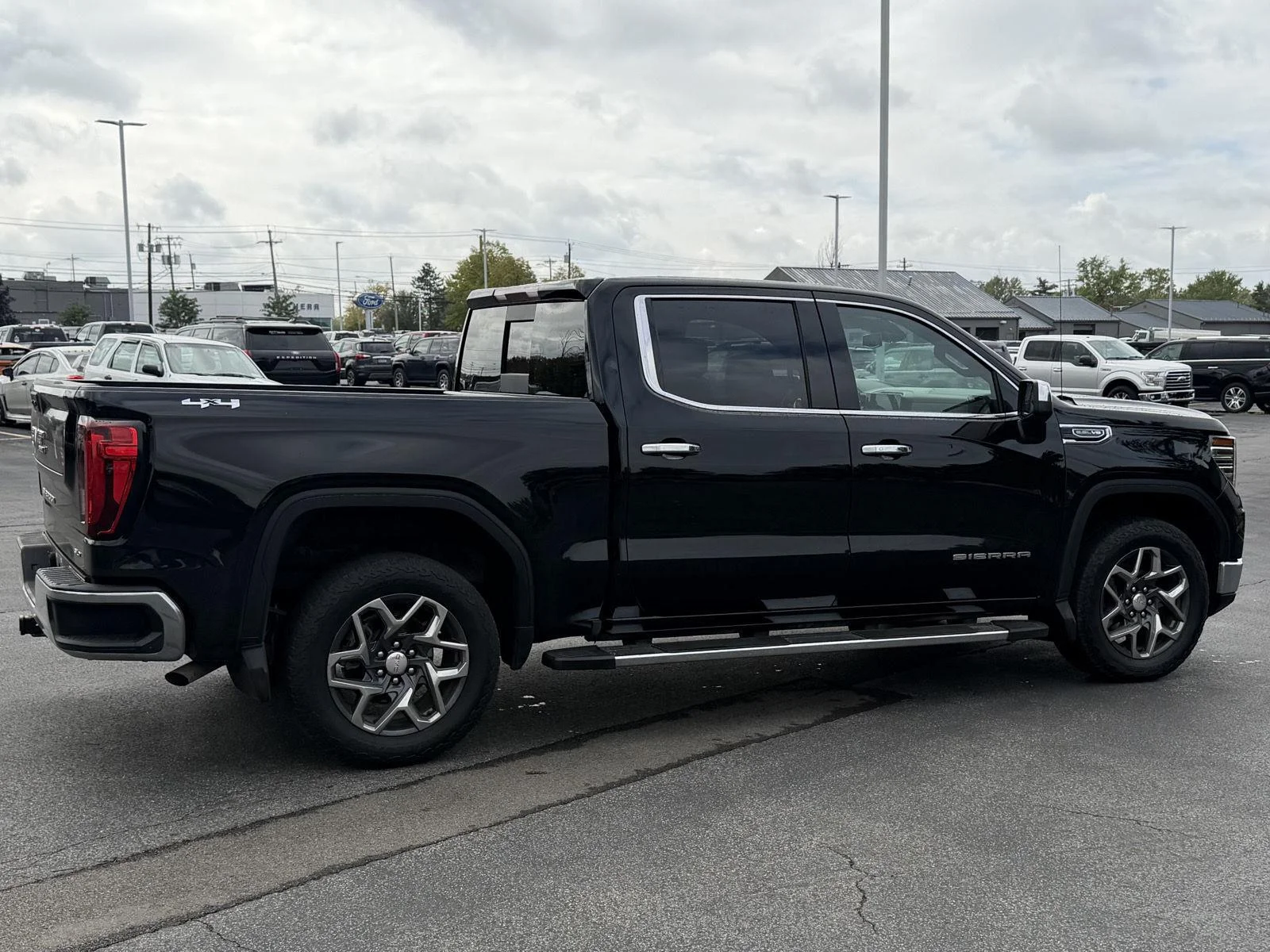 Used 2025 Onyx Black GMC SLT image 4