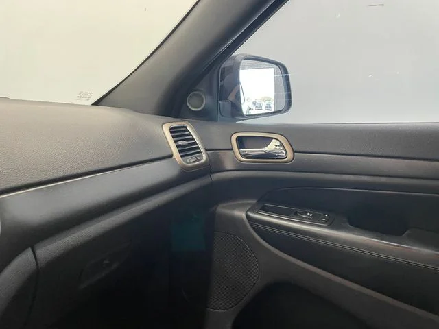 Used 2017 Diamond Black Crystal Pearlcoat Jeep Laredo image 37