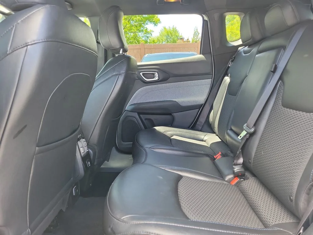 Used 2024 Silver Jeep Latitude image 14