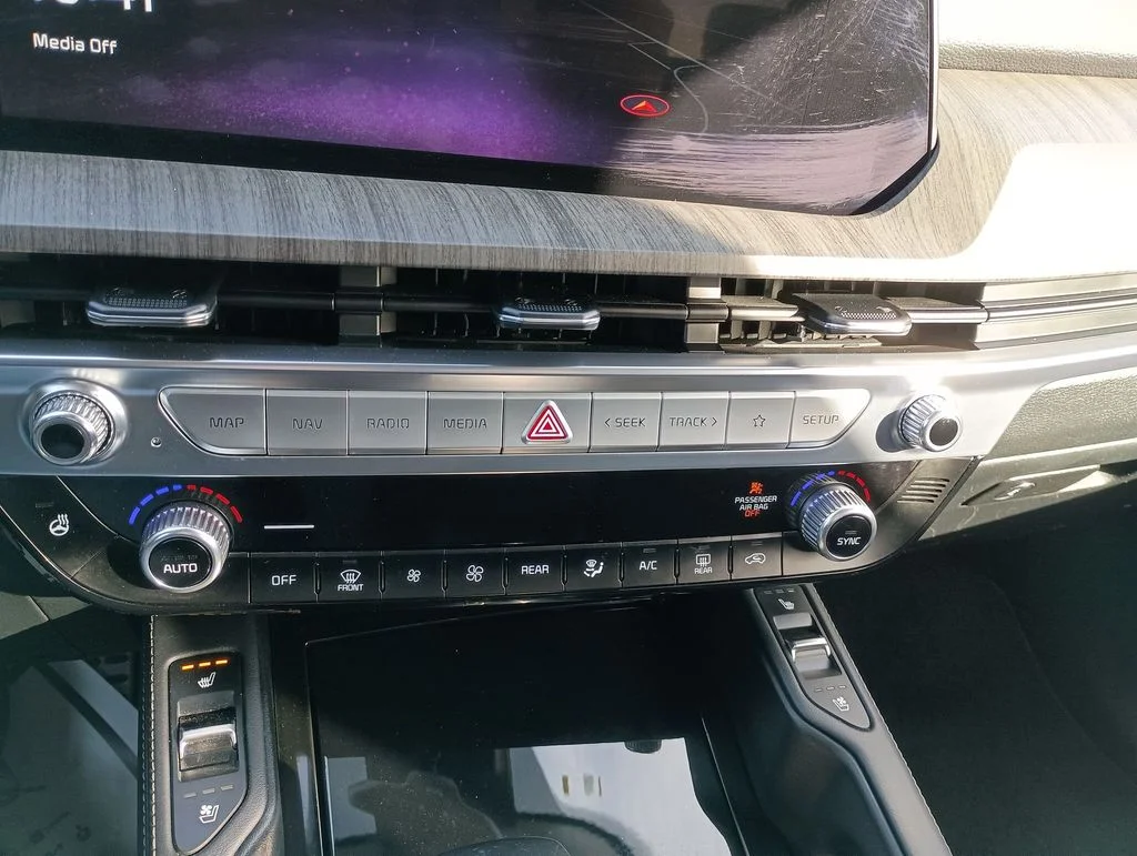 Used 2023 White Kia SX-Prestige image 22