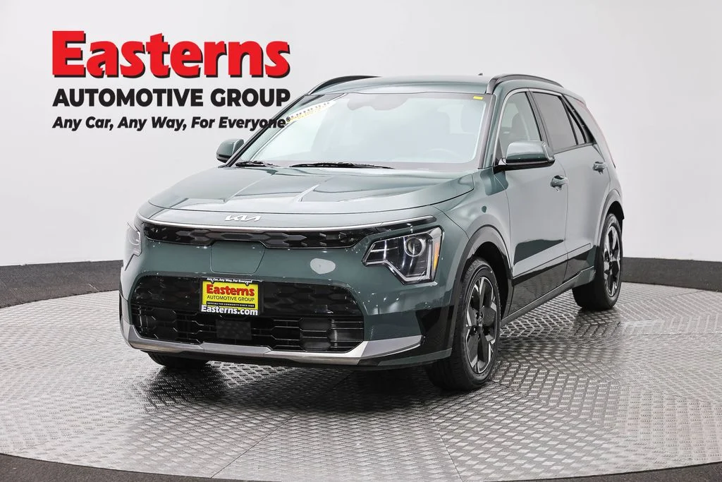 Used 2023 Green Kia Wind image 1