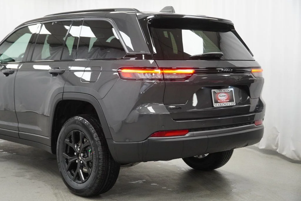 New 2026 Baltic Gray Metallic Clear-Coat Exterior Paint Jeep Altitude image 12