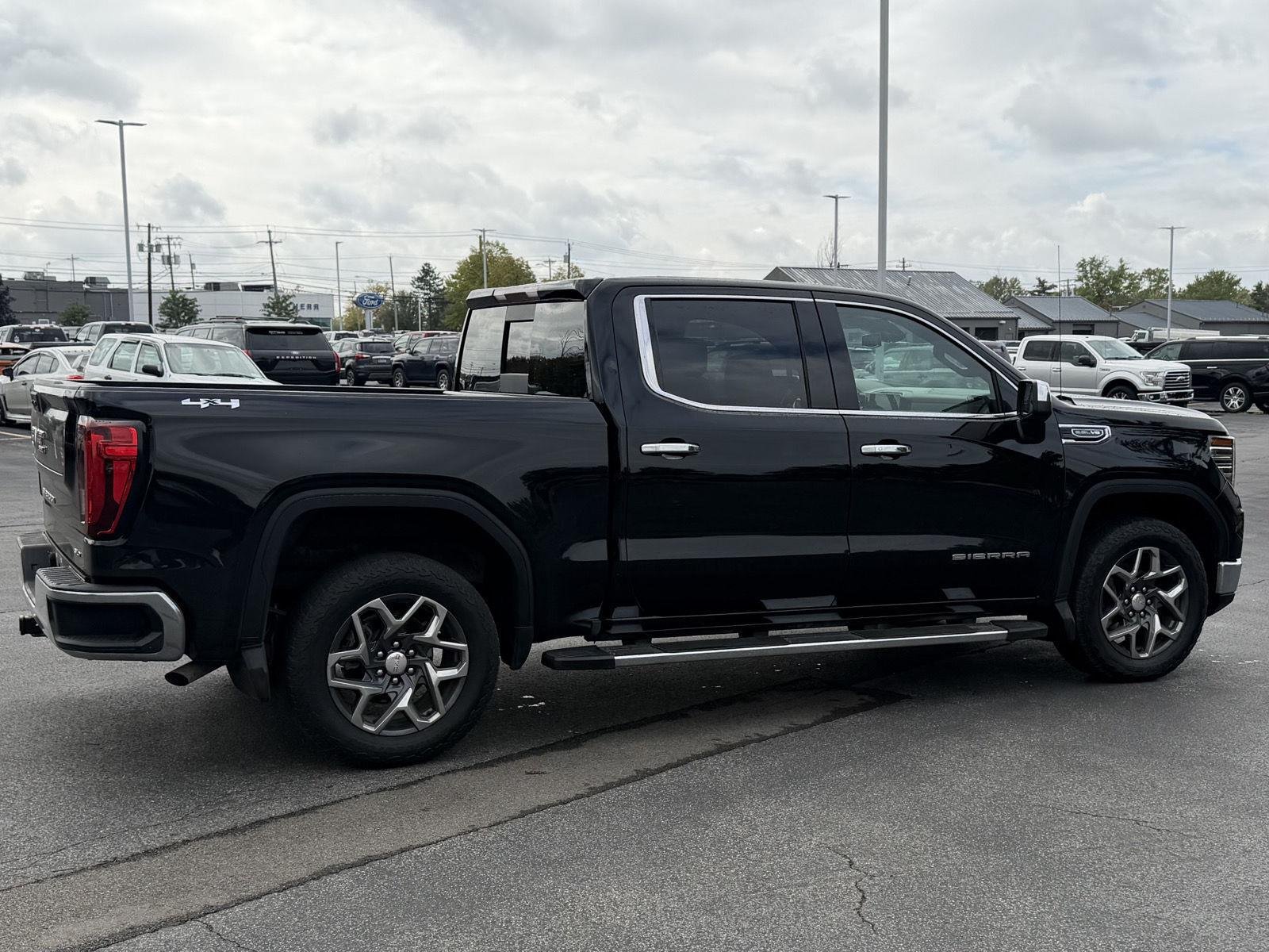 Used 2025 Onyx Black GMC SLT image 4
