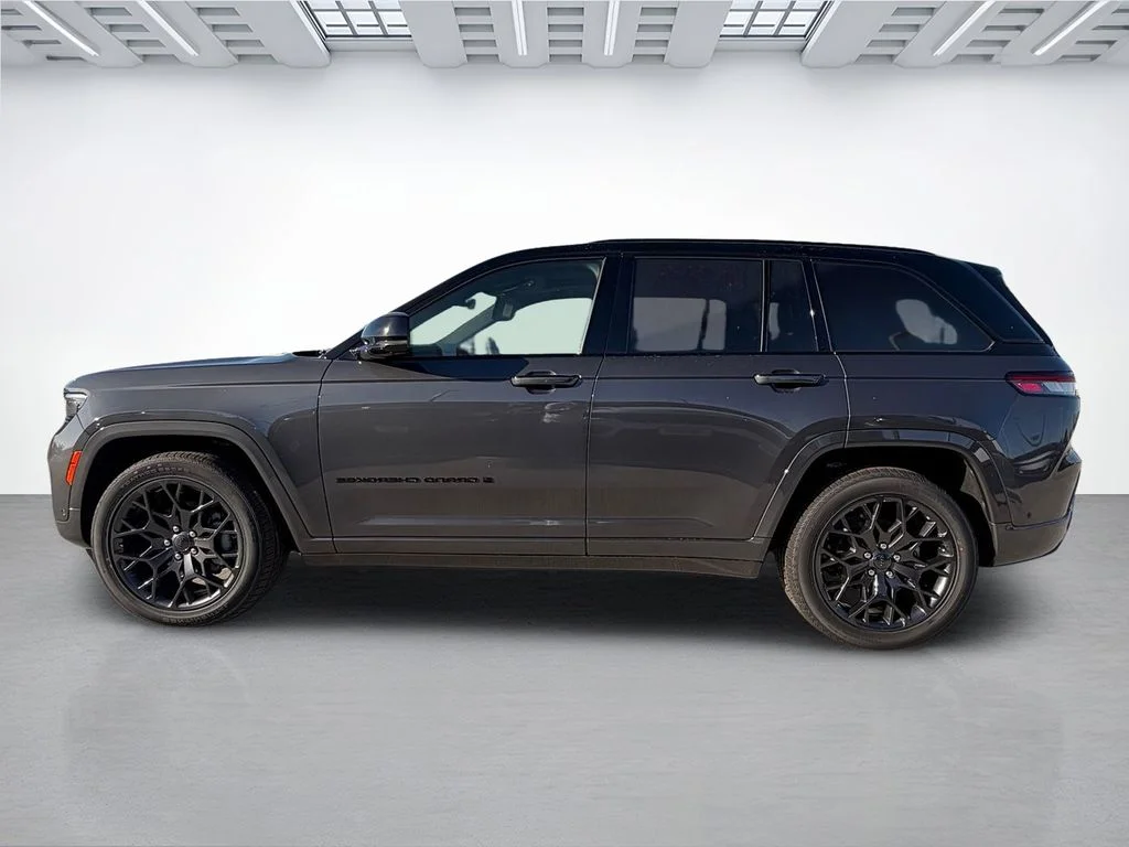 New 2025 Baltic Gray Metallic Clear-Coat Exterior Paint Jeep Summit Reserve image 8