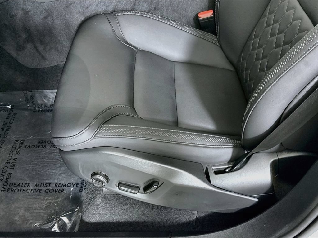 Used 2025 White Volvo Plus image 19