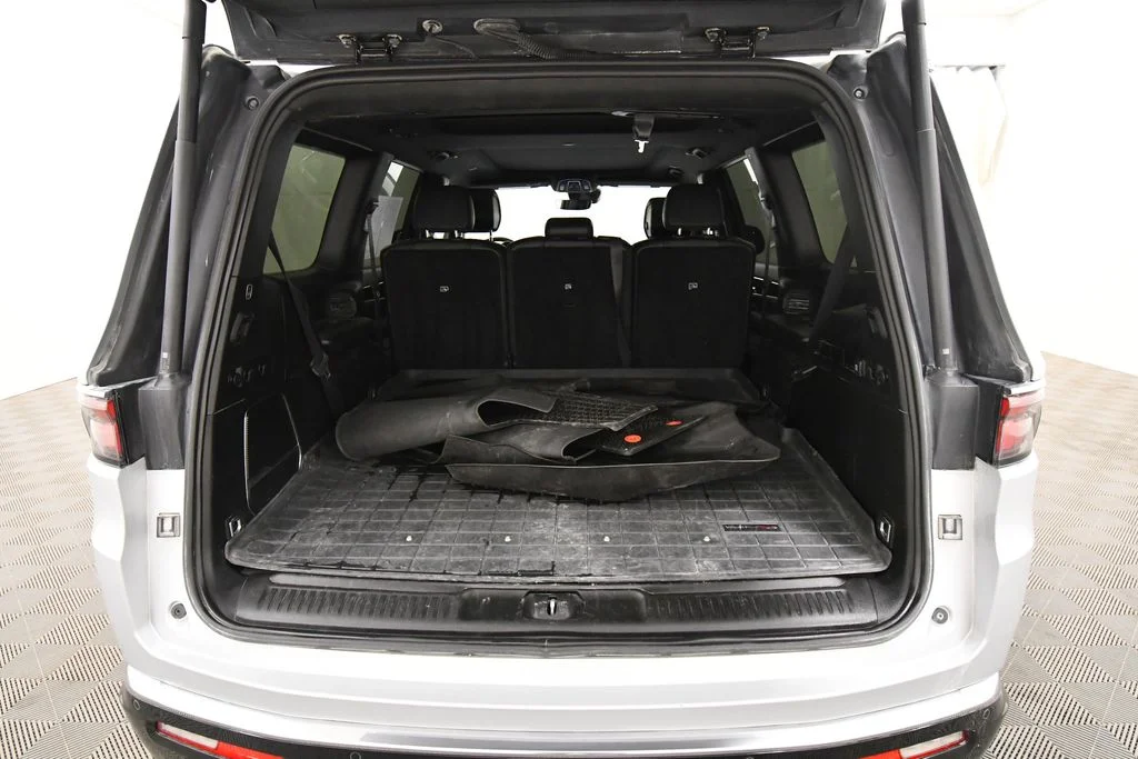 Used 2024 Silver Jeep Base image 7