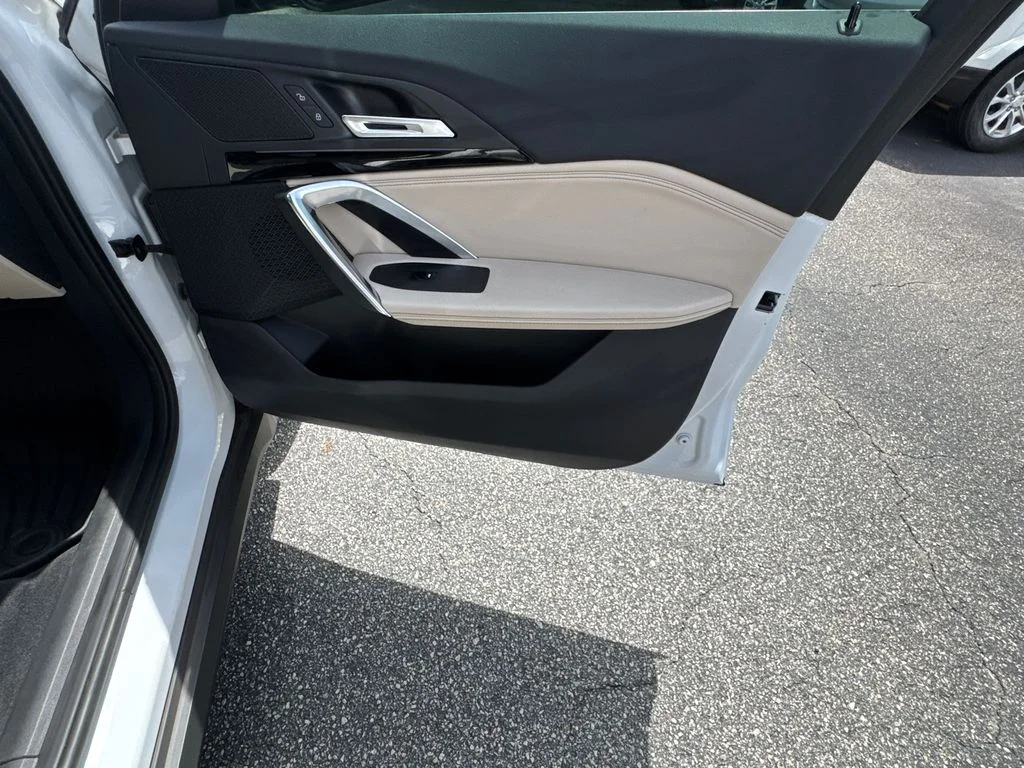 Used 2023 White BMW xDrive28i image 14