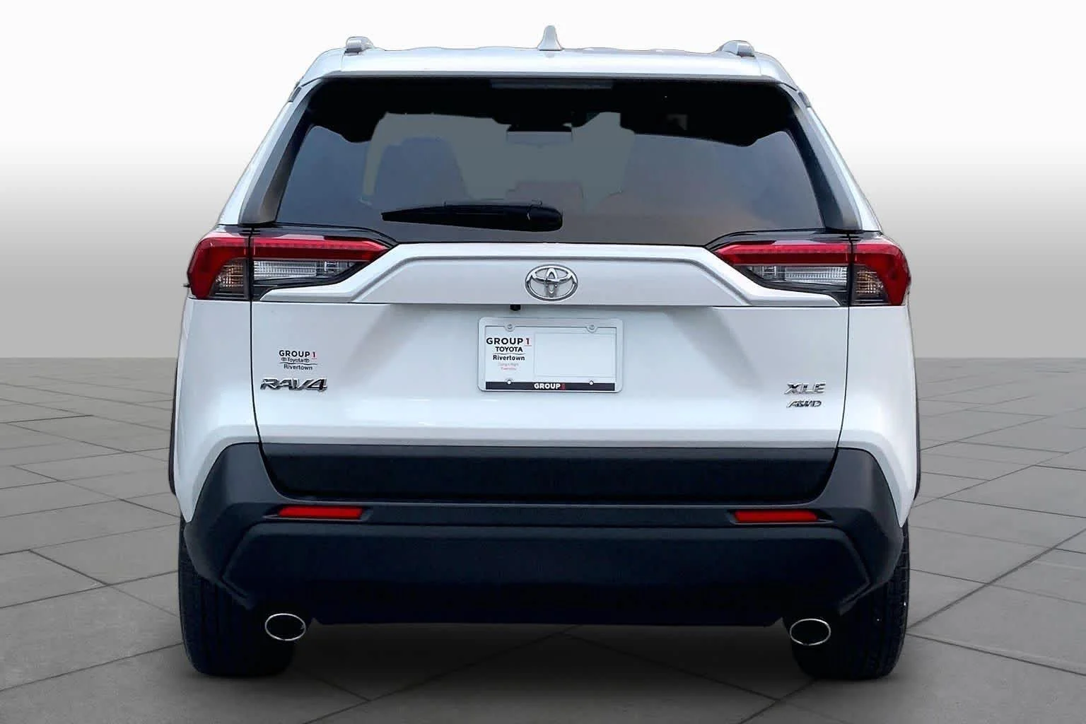 Used 2024 Wind Chill Pearl Toyota XLE Premium image 5