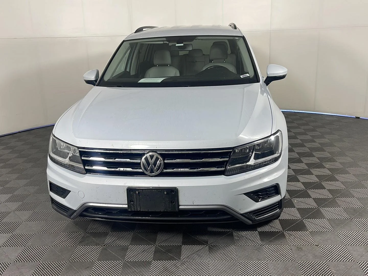 Used 2018 White Silver Metallic Volkswagen SE image 3