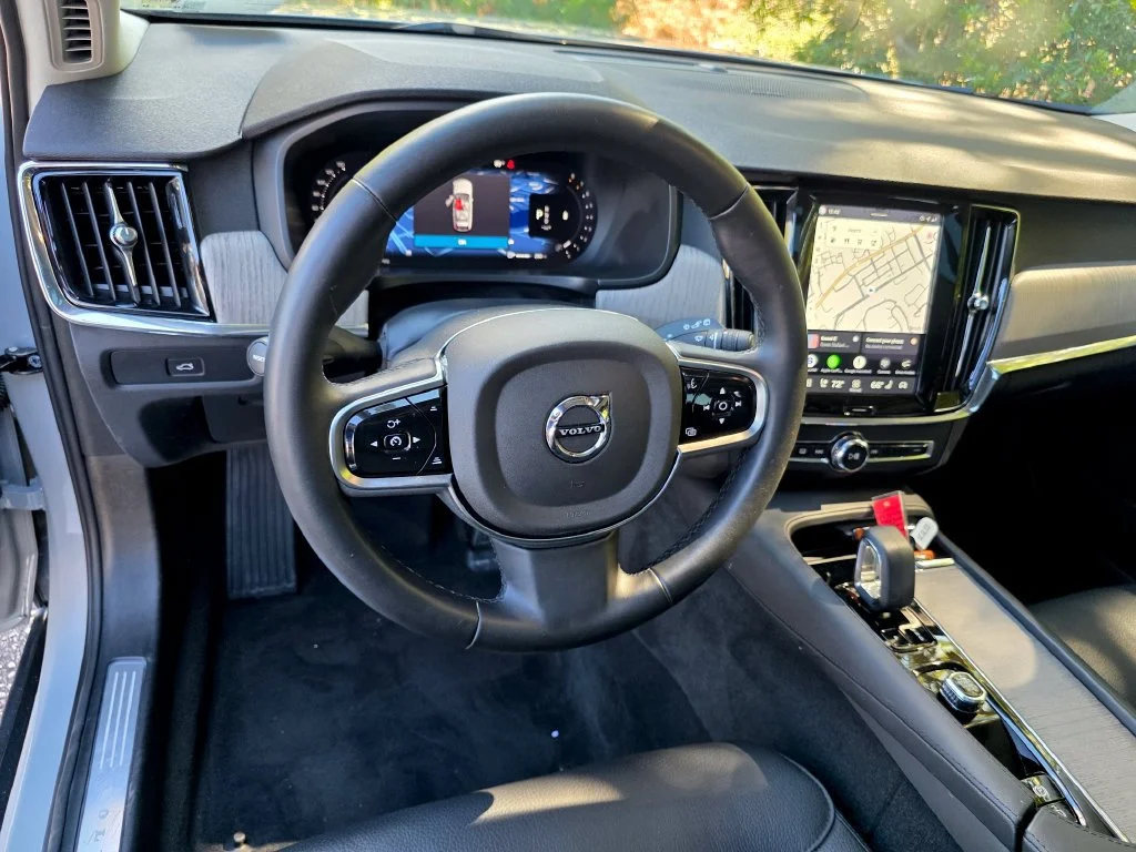 Used 2025 Gray Volvo Plus, B6 AWD Gas (mild hybrid) image 17