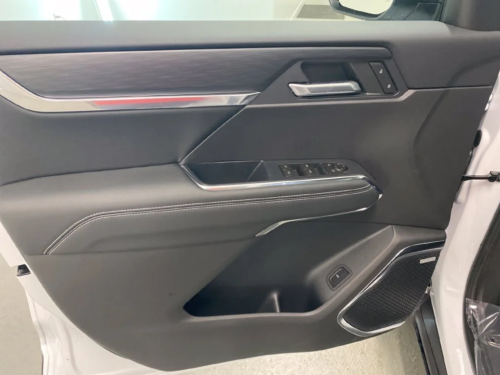 New 2027 Summit White GMC Elevation image 11