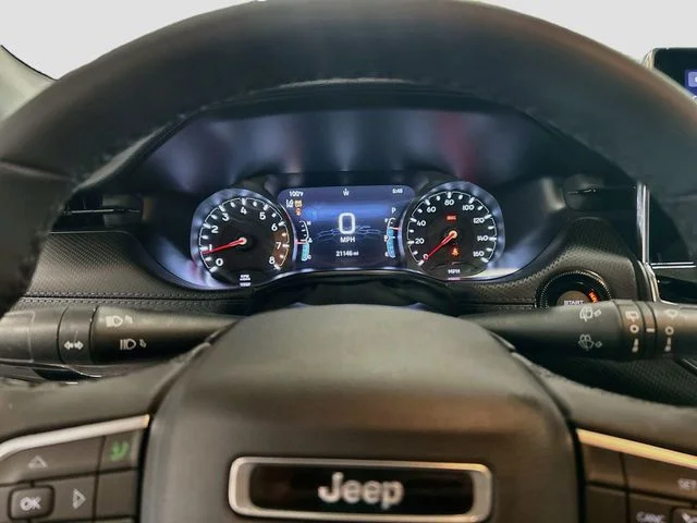 Used 2025 White Jeep Latitude image 38