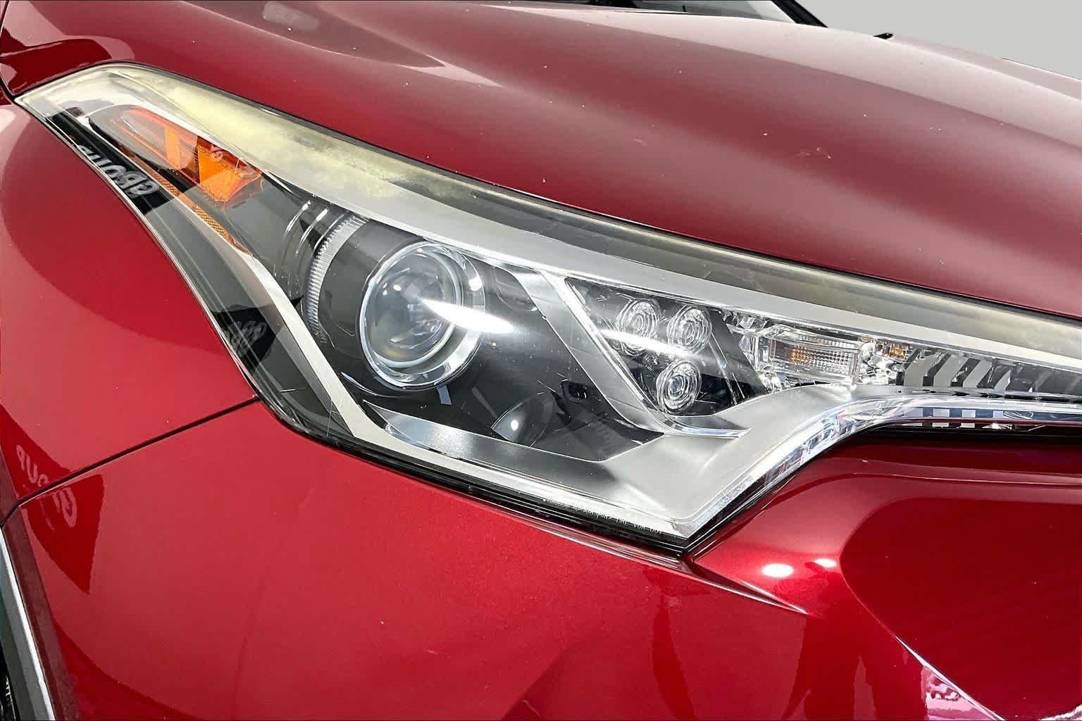 Used 2018 Iceberg/Ruby Flare Pearl Toyota XLE image 26