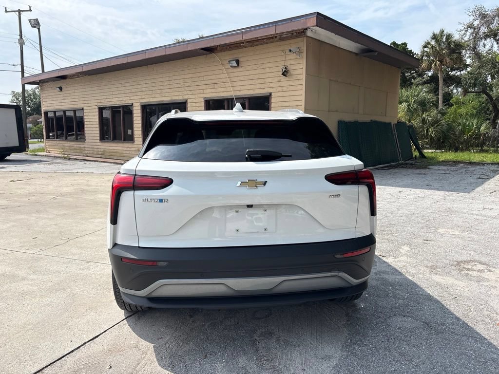 Used 2024 Summit White Chevrolet LT image 3