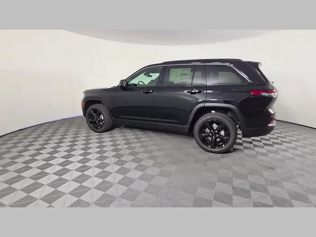 New 2026 Diamond Black Crystal Pearlcoat Jeep Limited image 32
