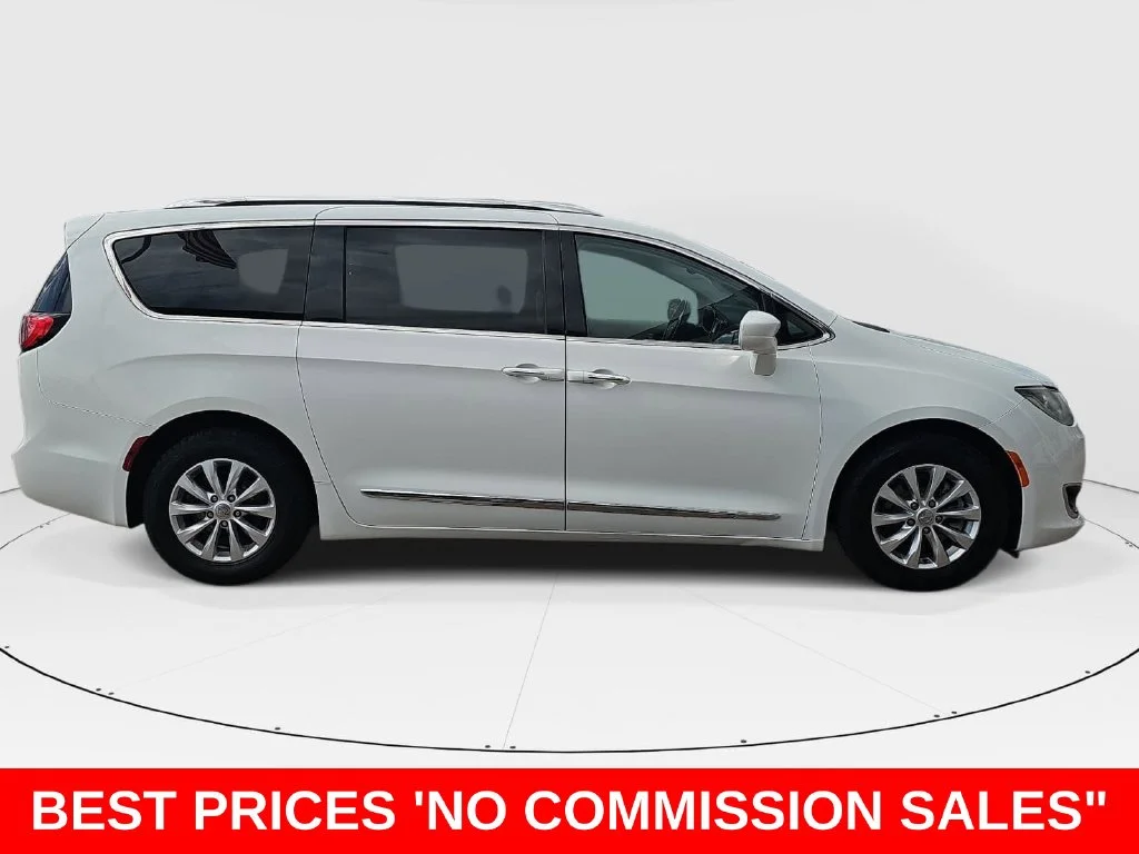 Used 2018 White Chrysler Touring L image 2