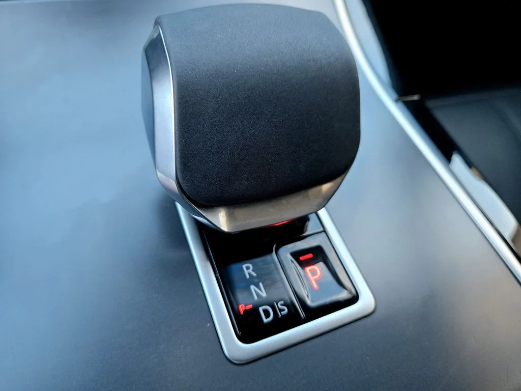 Used 2025  Land Rover Dynamic SE image 22