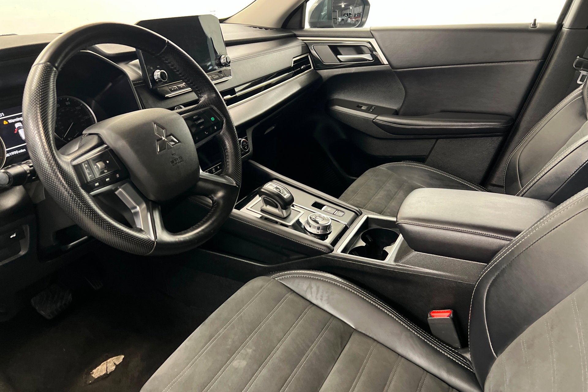 Used 2024 Silver Mitsubishi SE image 16