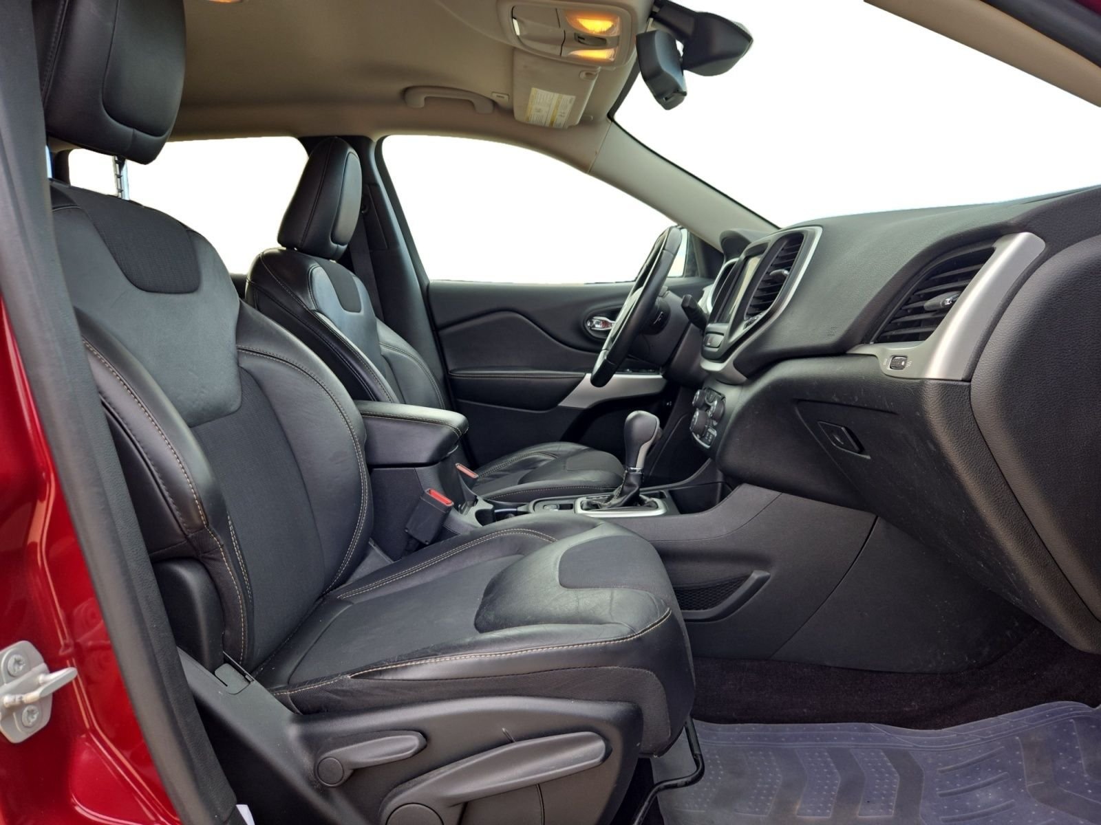 Used 2018 Red Jeep Latitude Plus image 23