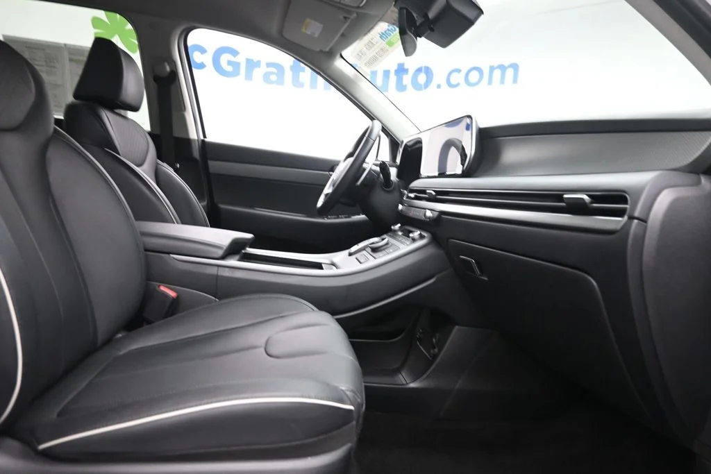 Used 2025 White Hyundai SEL image 9