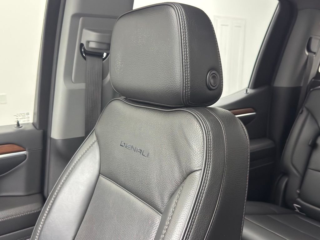 Used 2022 White Frost Tricoat GMC Denali image 33