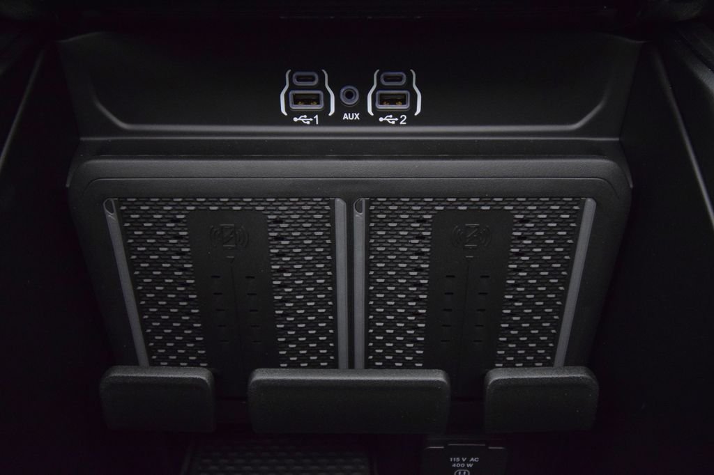 New 2026 Granite Crystal Metallic Clear-Coat Exterior Paint RAM Laramie image 28