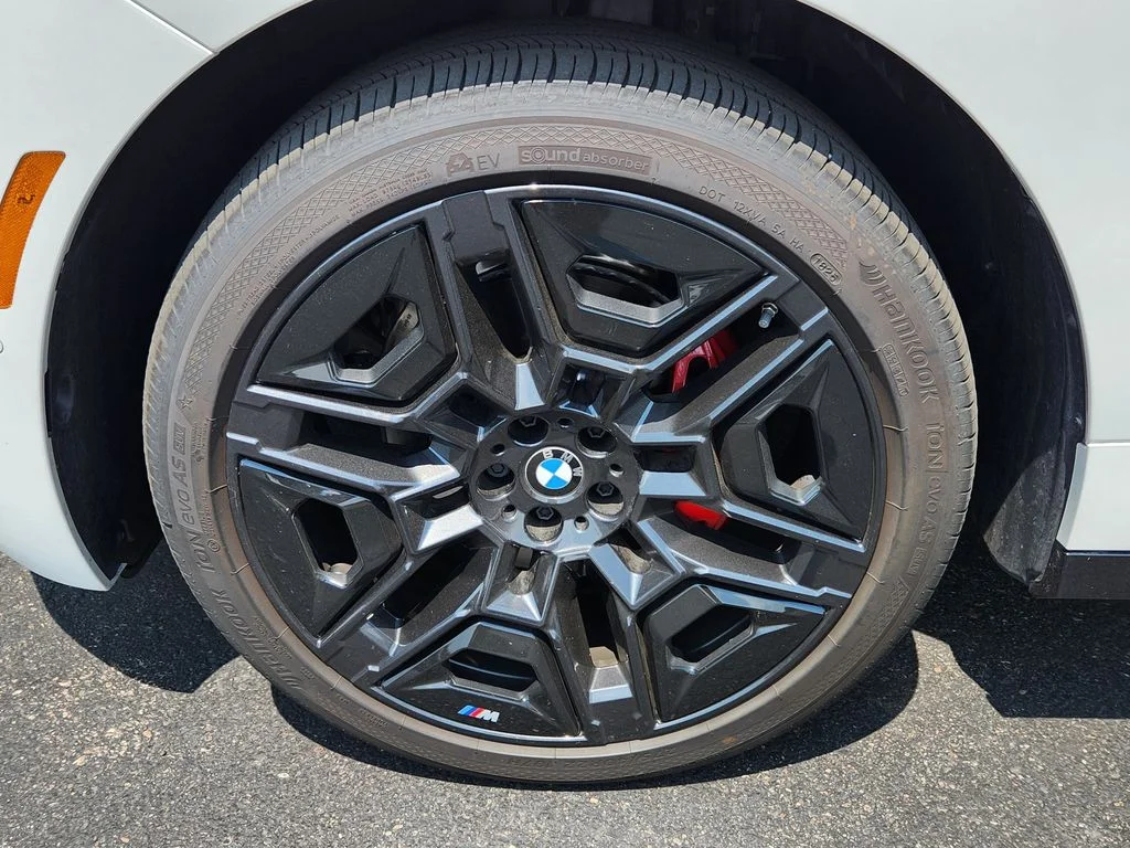 Used 2026 White Metallic BMW xDrive60 image 19