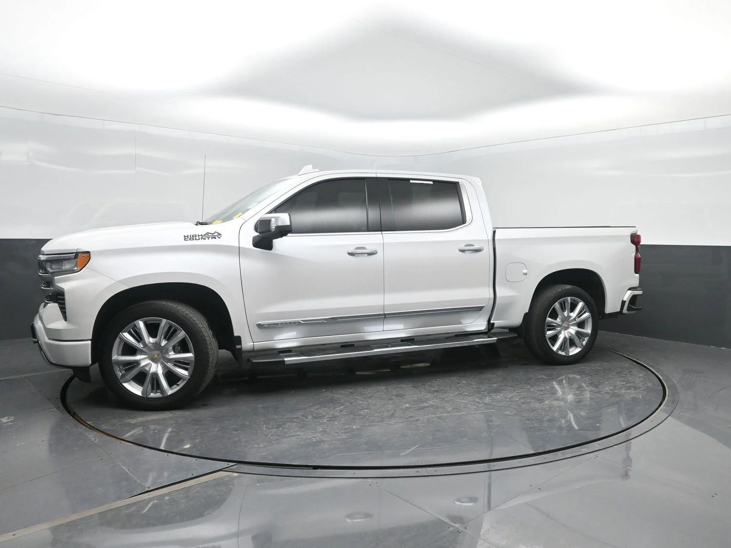 Used 2023 Iridescent Pearl Tricoat Chevrolet High Country image 46