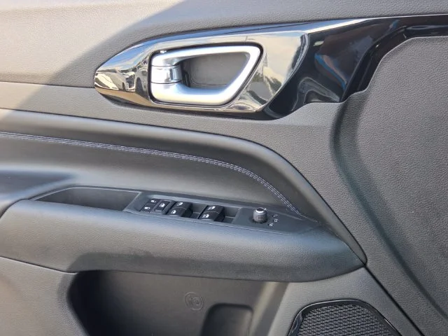 Used 2026 Silver Jeep Latitude image 30
