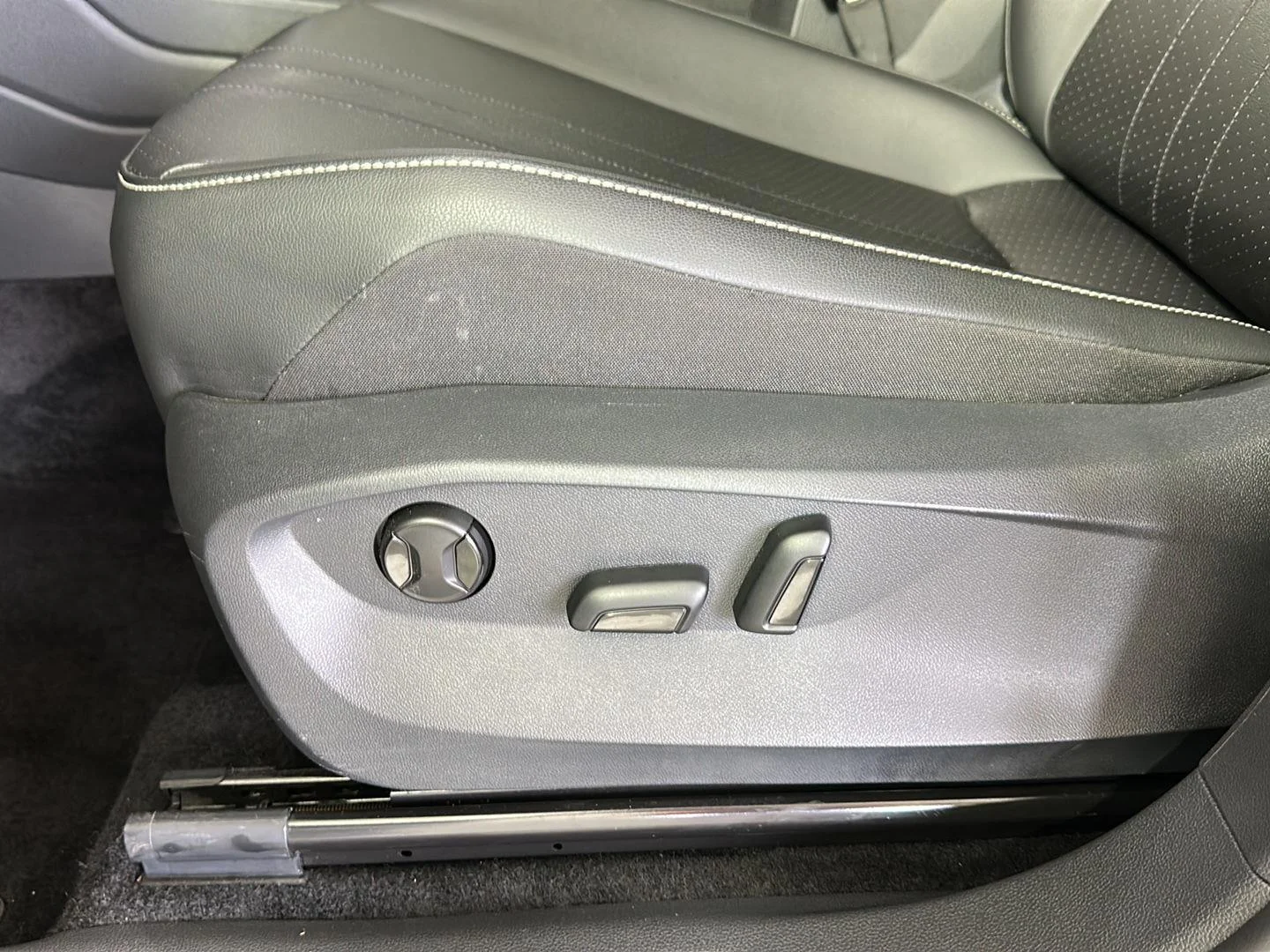 Used 2024 Platinum Gray Metallic Volkswagen SE R-Line Black image 17