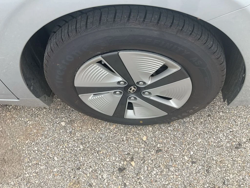 Used 2020 Silver Hyundai Blue image 13