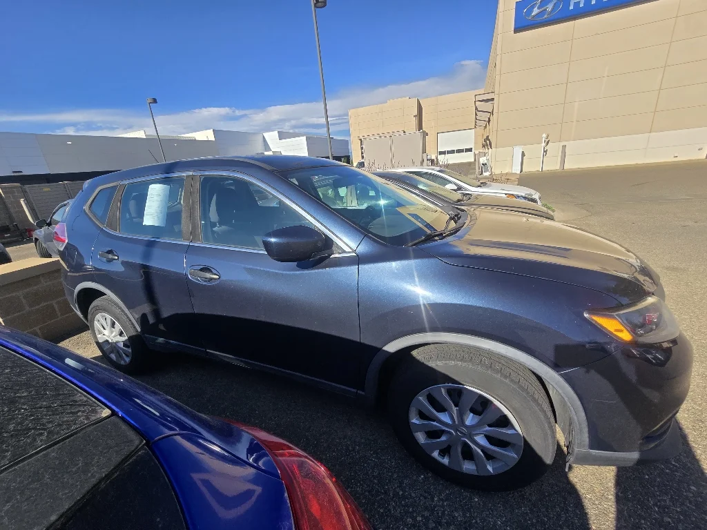 Used 2016 Arctic Blue Metallic Nissan SV image 15