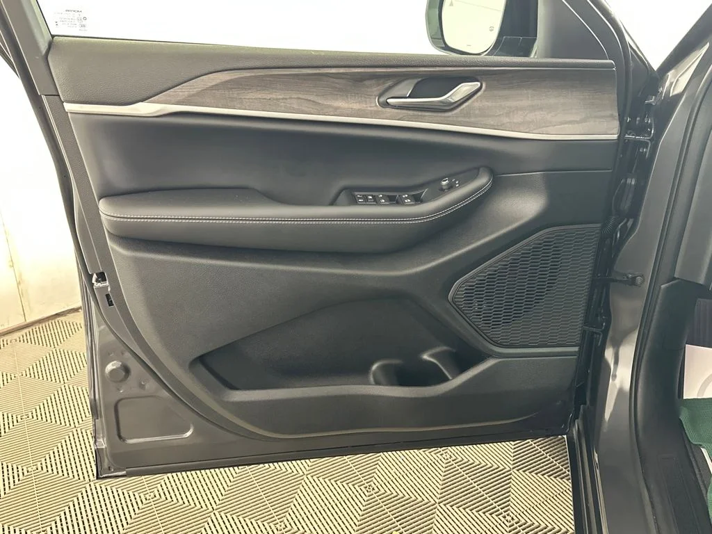New 2026 Baltic Gray Metallic Clear-Coat Exterior Paint Jeep Altitude image 14